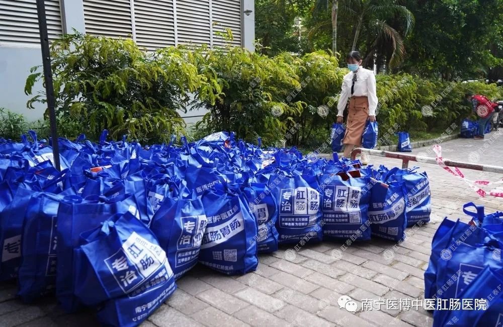 獻(xiàn)愛(ài)心·戰(zhàn)疫情｜我院支部走進(jìn)安吉華都小區(qū)開展捐物活動(dòng)